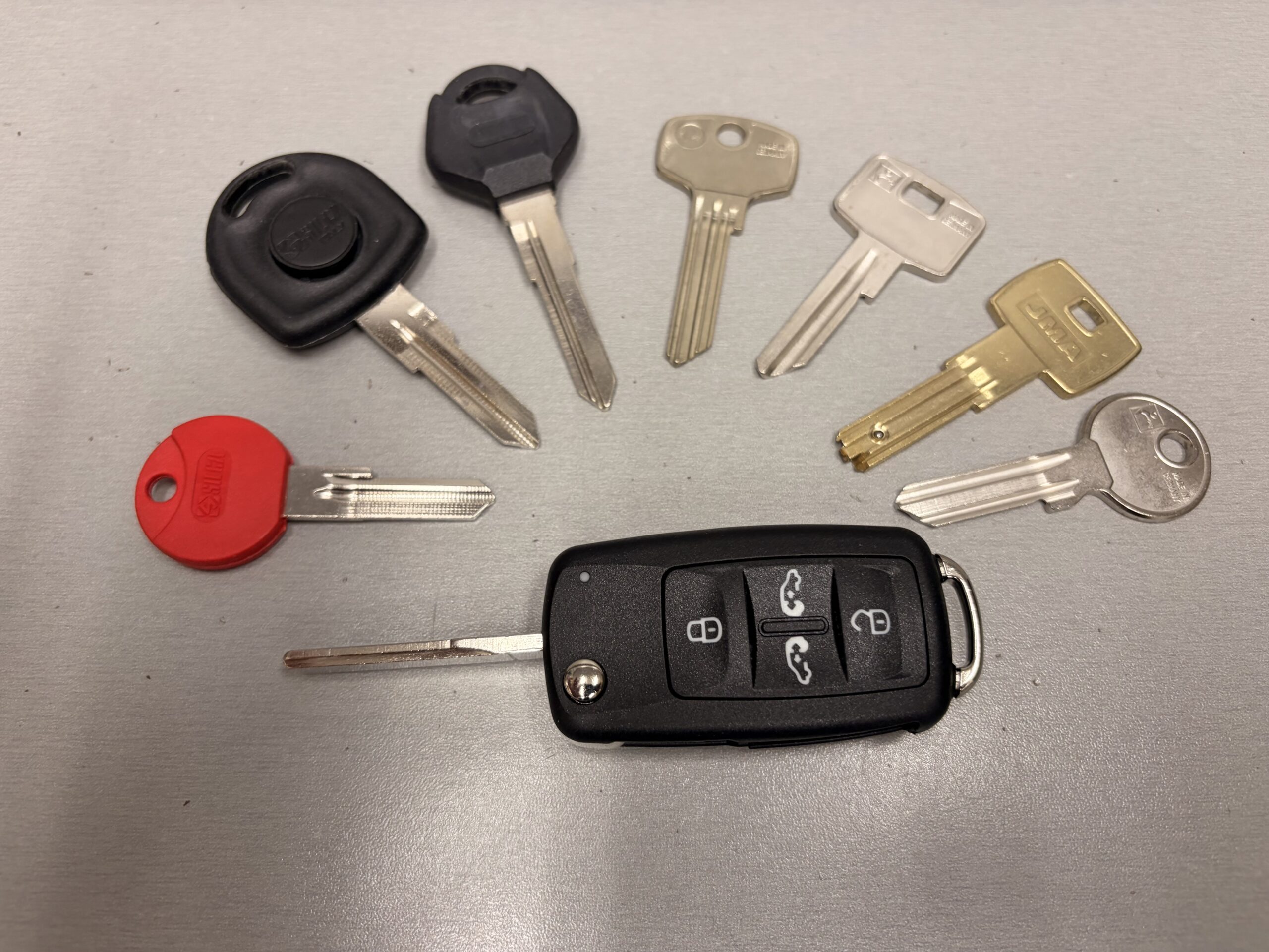 Verschiedene Auto- und Haustürschlüssel auf einer Werkbank