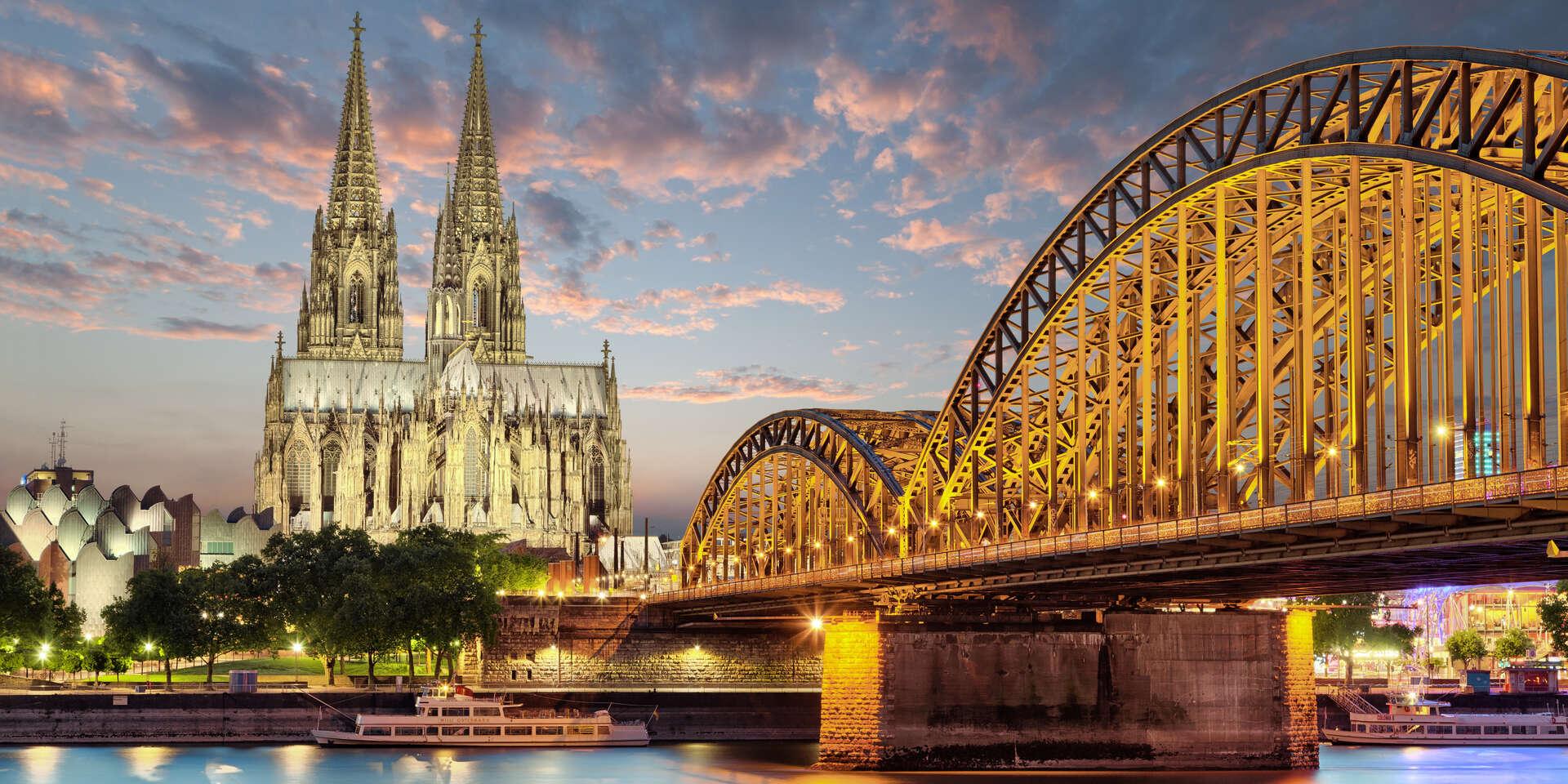 Kölner Dom und Hohenzollernbrücke am Rhein bei Abendrot
